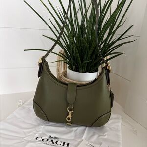 Coach Hamptons Hobo in Olive 💚